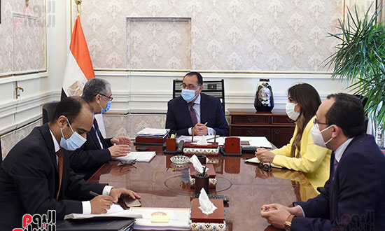 اجتماع رئيس الوزراء مع وزير الكهرباء (2)