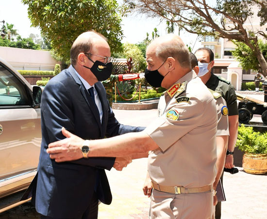 وزير الدفاع يلتقى نظيره القبرصي  (2)