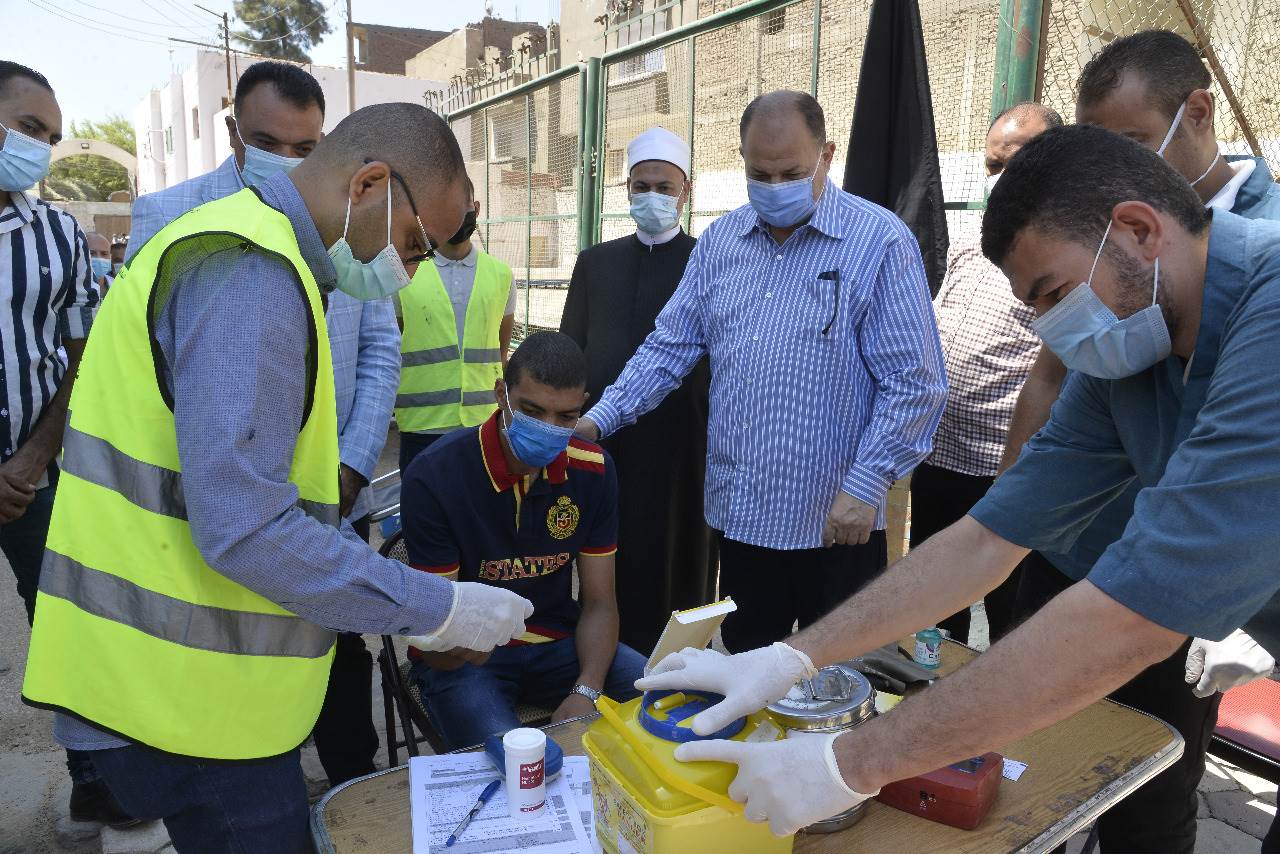 محافظ أسيوط يشهد انطلاق حملة للتبرع بالدم بمركز شباب ناصر (4)