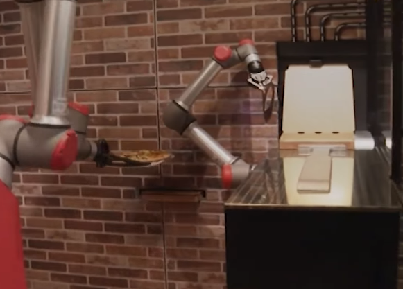 الروبوت لتجهيز البيتزا