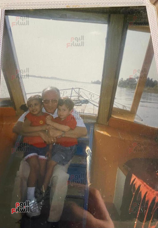 الفريق-العصار-مع-أحفاده