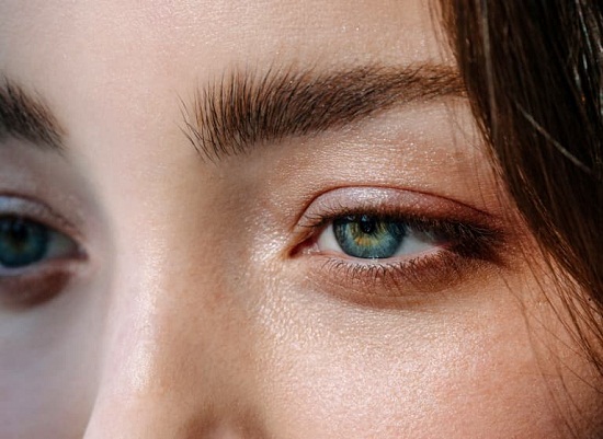 وصفات لعلاج تجاعيد العينين