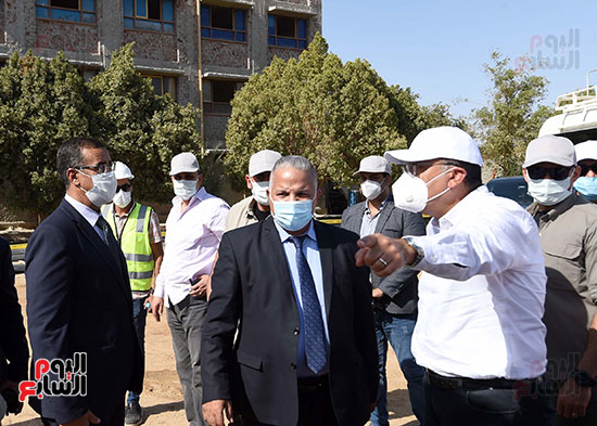 رئيس الوزراء يتفقد في أسوان مشروعات المبادرة الرئاسية حياة كريمة لتطوير الريف المصري  (9)