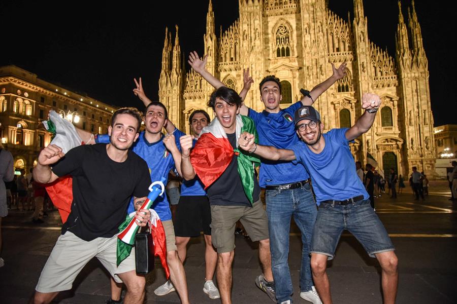 جماهير إيطاليا تحتفل بالصعود للنهائي
