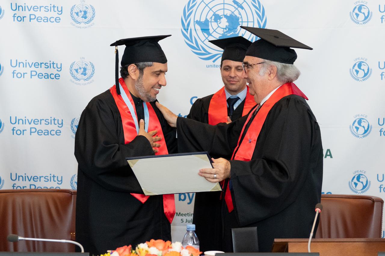 التكريم الأكاديمي من الأمم المتحدة لأمين عام رابطة العالم الإسلامي لتحقيقه السلام (1)