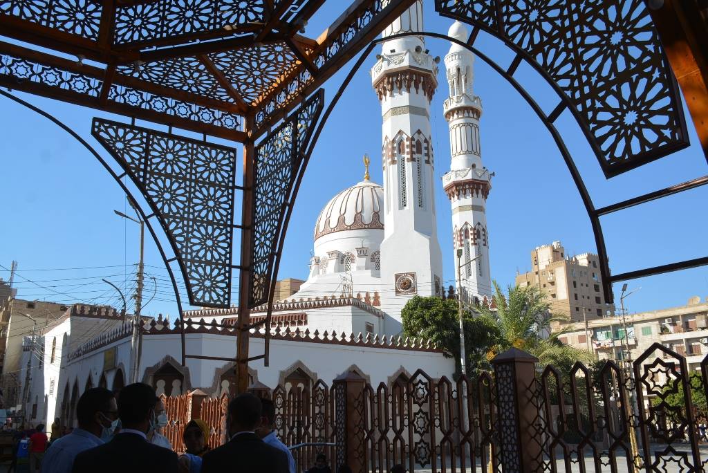 نائب المحافظ في جولة تفقدية بحي غرب (10)