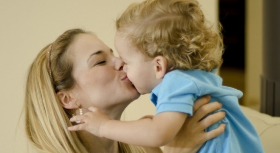 تقبيل الأم للطفل