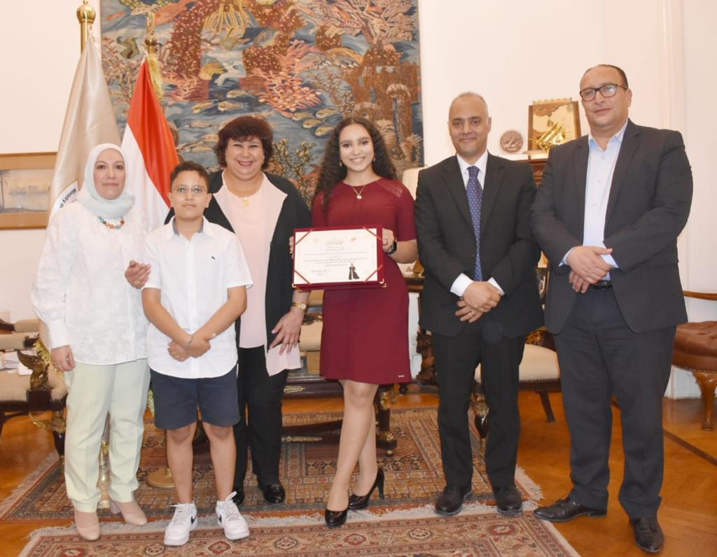 لقاء وزيرة الثقافة مع مريم طاحون وتكريمها (2)