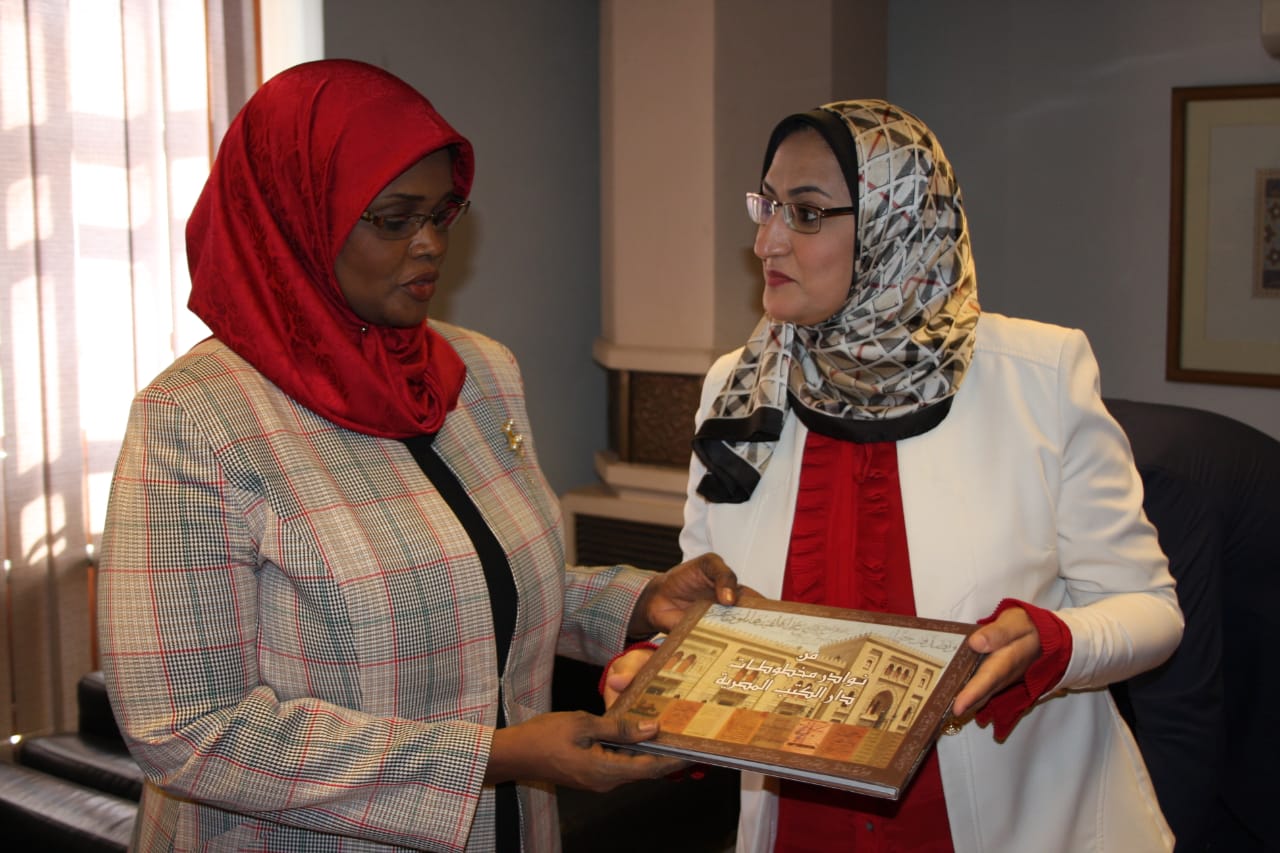 وزيرة الثقافة والتنمية المعرفية الليبية فى دار الكتب (3)