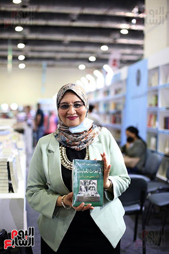 زينب عبد اللاه توقع كتابها فى بيوت الحبايب (22)