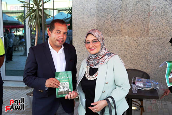 زينب عبد اللاه توقع كتابها فى بيوت الحبايب (5)