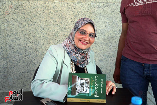 زينب عبد اللاه توقع كتابها فى بيوت الحبايب (12)