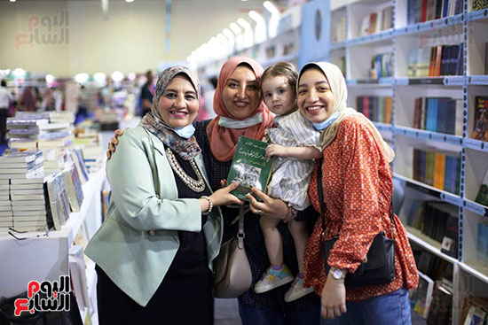 زينب عبد اللاه توقع كتابها فى بيوت الحبايب (23)