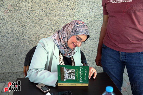 زينب عبد اللاه توقع كتابها فى بيوت الحبايب (15)