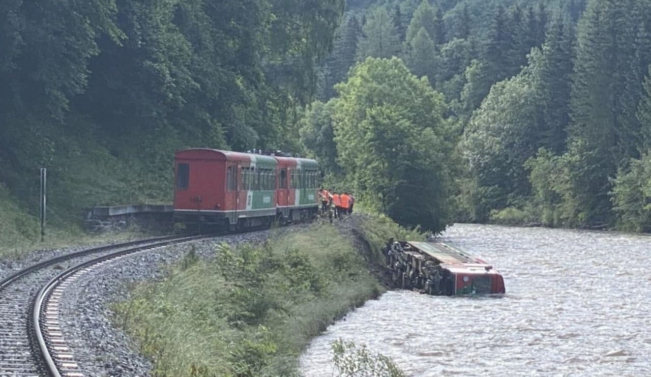 سقوط عربة القطار فى النهر