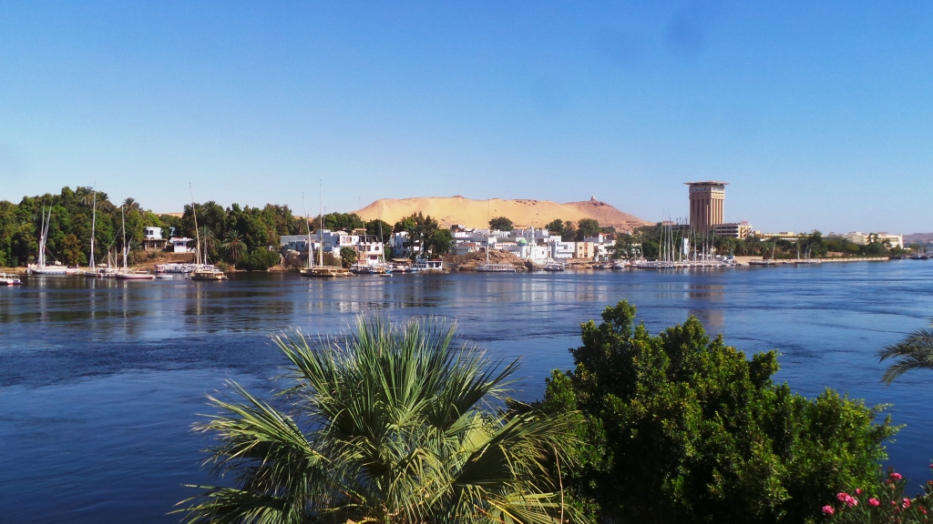 مياه النيل تحيط بمنازل الجزيرة