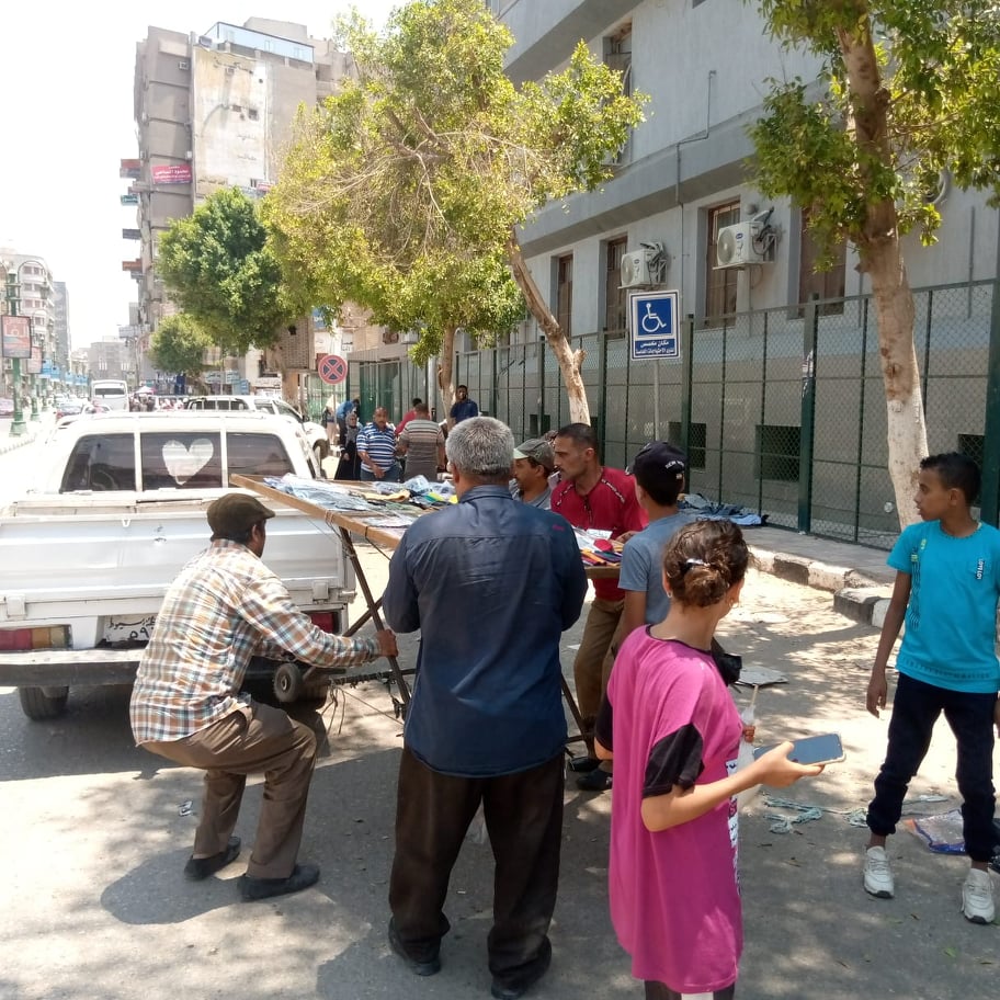 حملة لإزالة اشغالات الباعة الجائلين وتحقيق الانضباط بشوارع وميادين حي غرب (7)