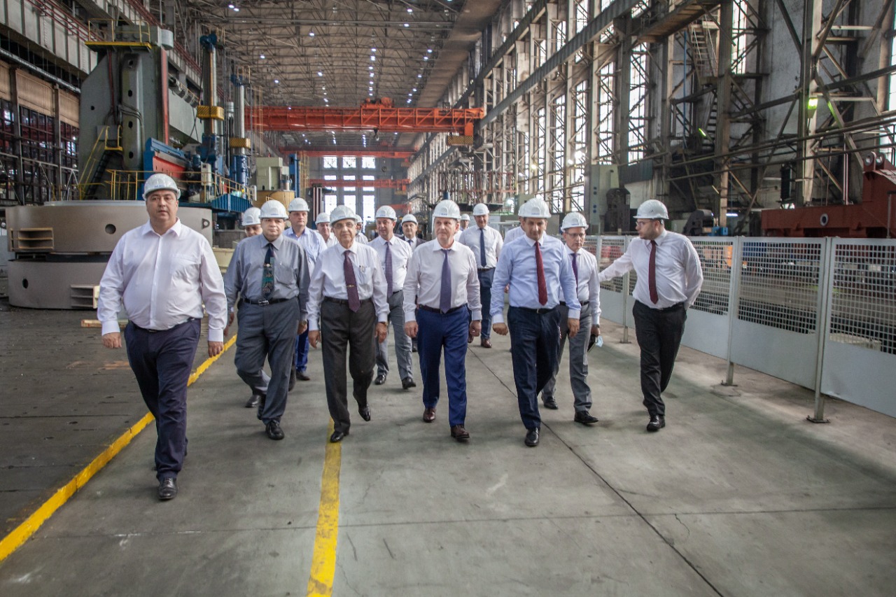 وزير الكهرباء يتفقد المحطة