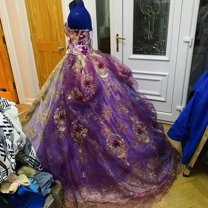 تصميم فستان الأميرة رابونزل ‏ وهي شخصية خيالية ظهرت في أفلام والت ديزنى