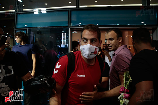 وصول بعثة منتخب كرة اليد لمطار القاهرة  (26)