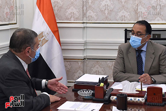 الدكتور مصطفى مدبولى مع هشام توفيق وزير قطاع الأعمال (3)