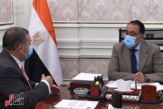 الدكتور مصطفى مدبولى مع هشام توفيق وزير قطاع الأعمال (4)