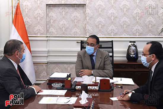 الدكتور مصطفى مدبولى مع هشام توفيق وزير قطاع الأعمال (2)