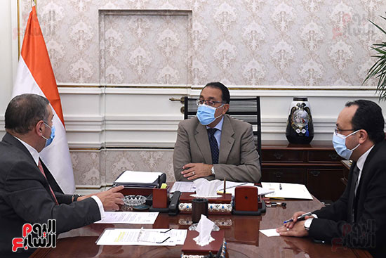 الدكتور مصطفى مدبولى مع هشام توفيق وزير قطاع الأعمال (1)