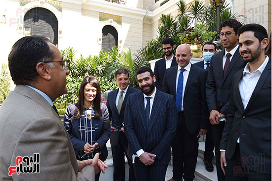 الدكتور مصطفى مدبولي رئيس مجلس الوزراء مع الشاب المصري مصطفى قنديل (8)