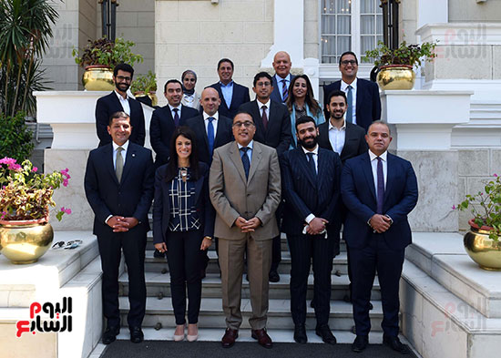 الدكتور مصطفى مدبولي رئيس مجلس الوزراء مع الشاب المصري مصطفى قنديل (5)