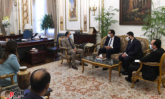 الدكتور مصطفى مدبولي رئيس مجلس الوزراء مع الشاب المصري مصطفى قنديل (2)