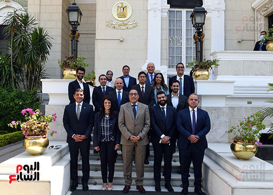 الدكتور مصطفى مدبولي رئيس مجلس الوزراء مع الشاب المصري مصطفى قنديل (7)