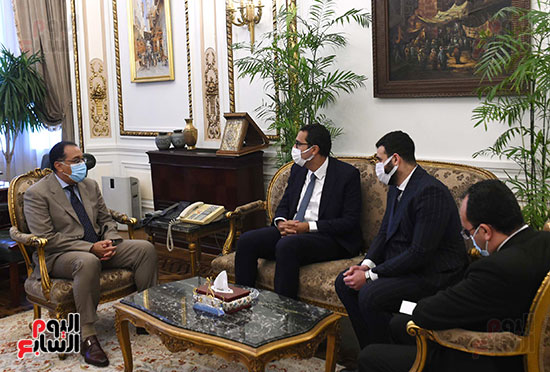 الدكتور مصطفى مدبولي رئيس مجلس الوزراء مع الشاب المصري مصطفى قنديل (3)