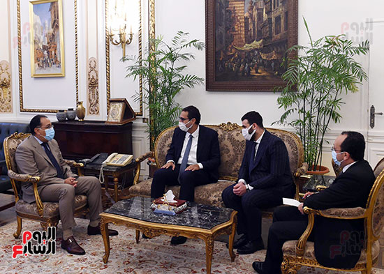 الدكتور مصطفى مدبولي رئيس مجلس الوزراء مع الشاب المصري مصطفى قنديل (1)
