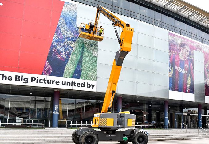 جانب من إزالة صور ميسي