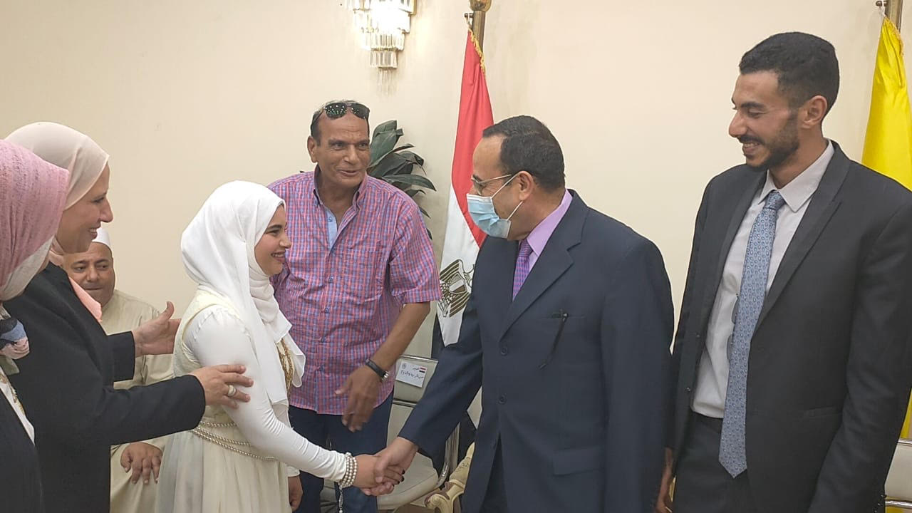 محافظ شمال سيناء يهنئ العروس