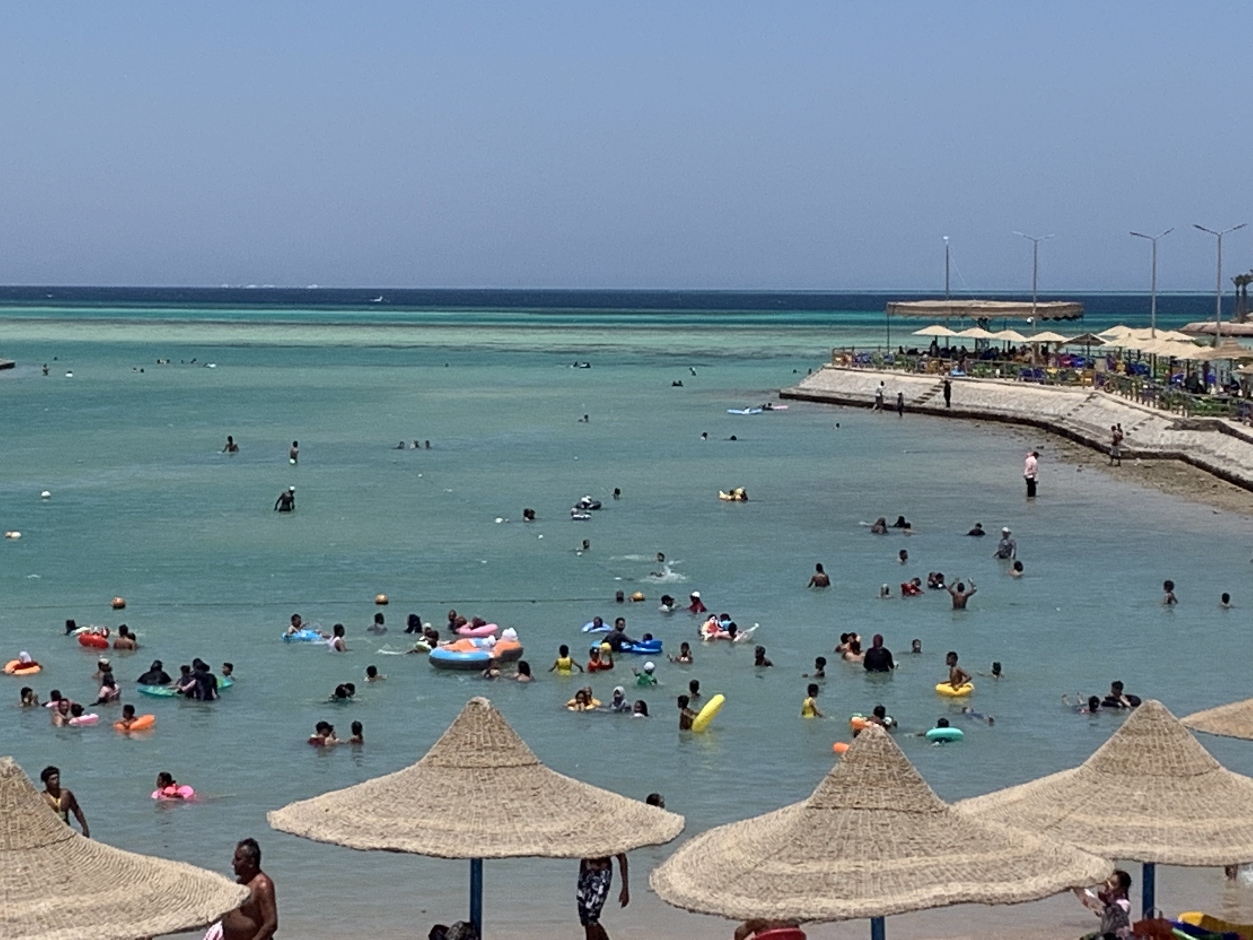 اقبال المواطنين علي الشواطئ (3)