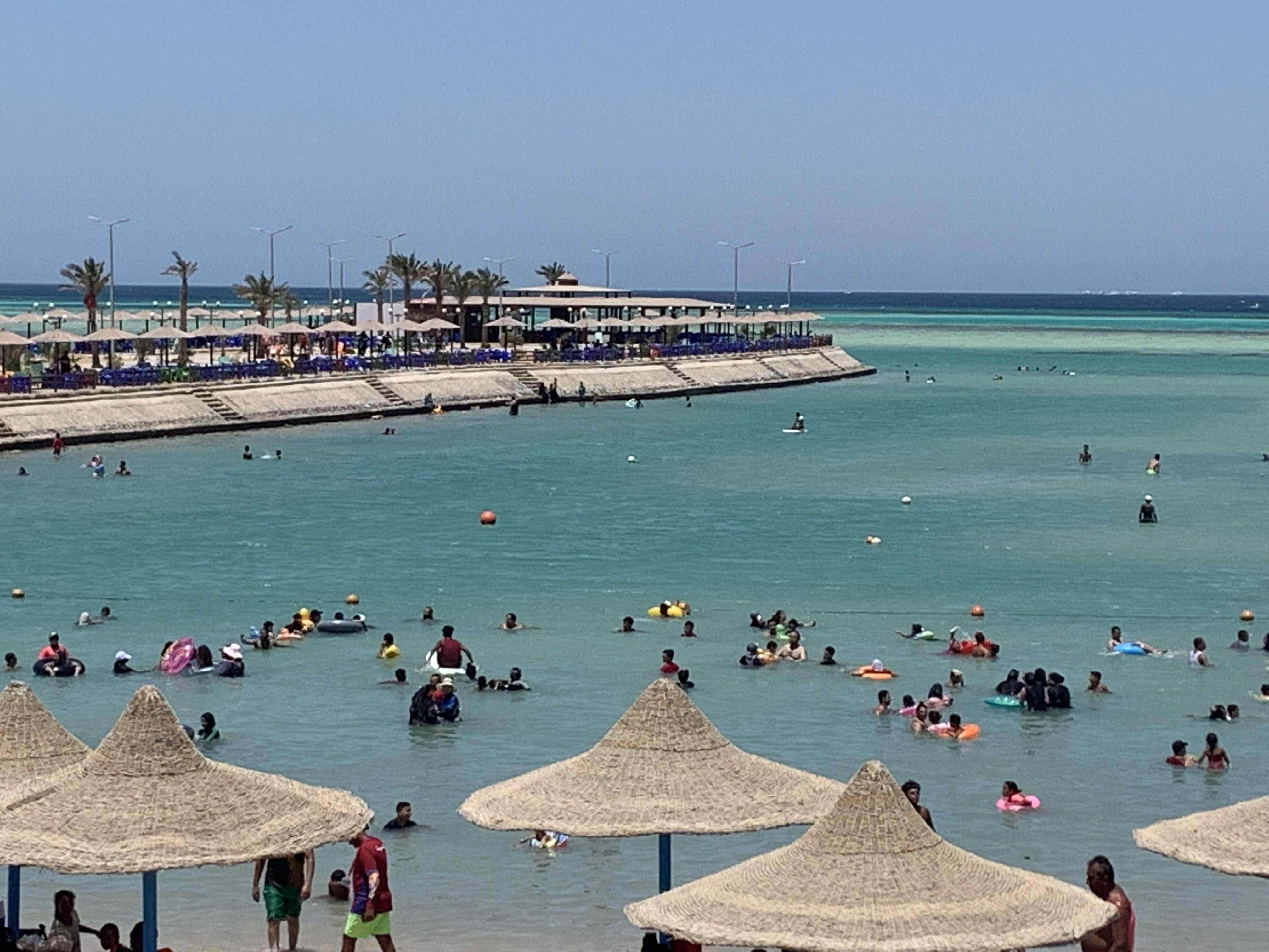 اقبال المواطنين علي الشواطئ (4)