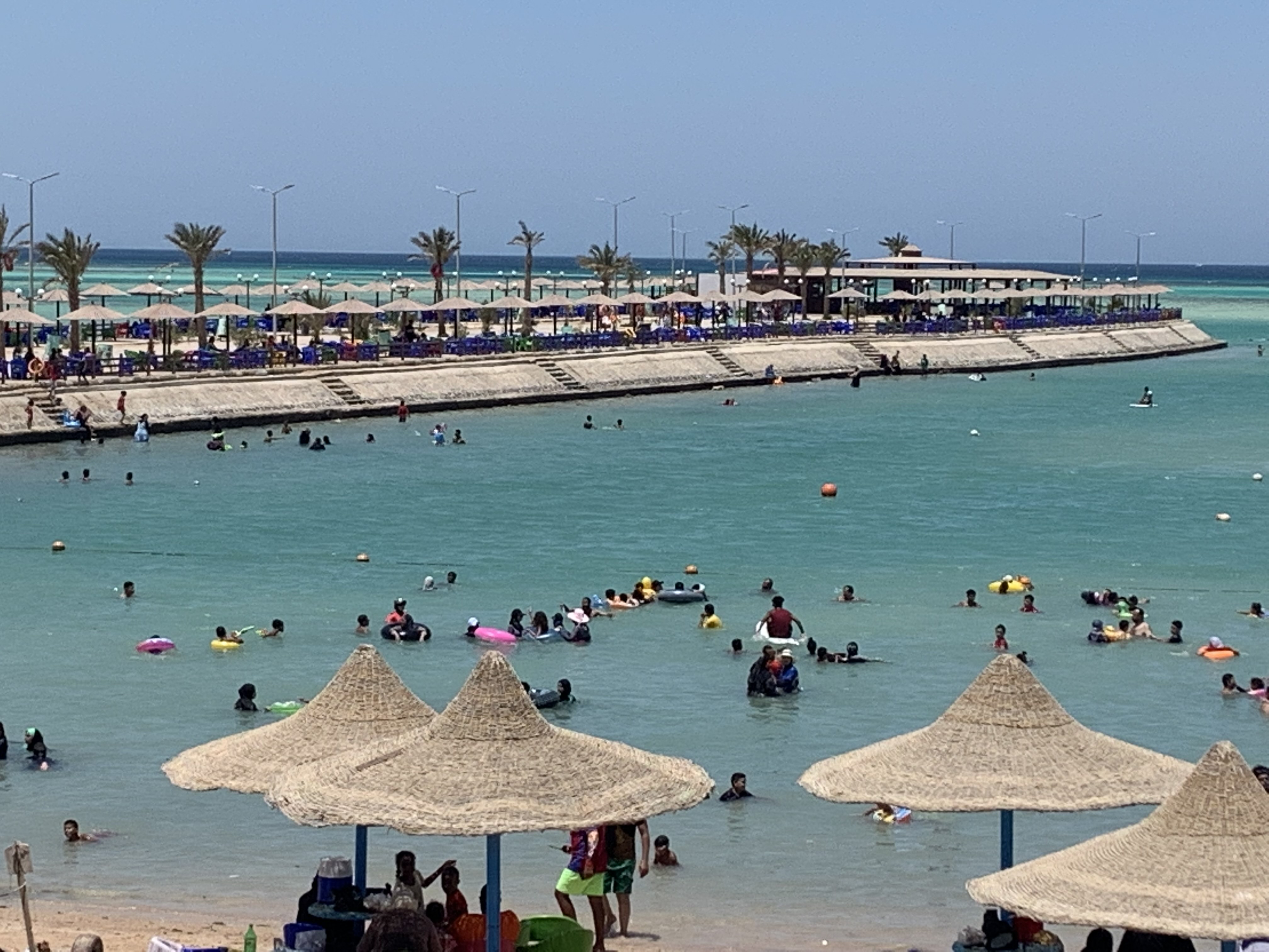 اقبال المواطنين علي الشواطئ (5)