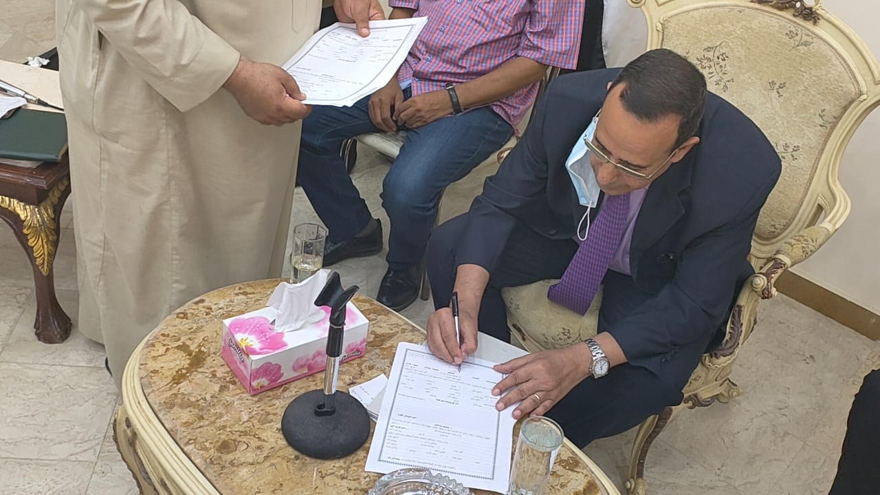 محافظ شمال سيناء يشهد على عقد القران