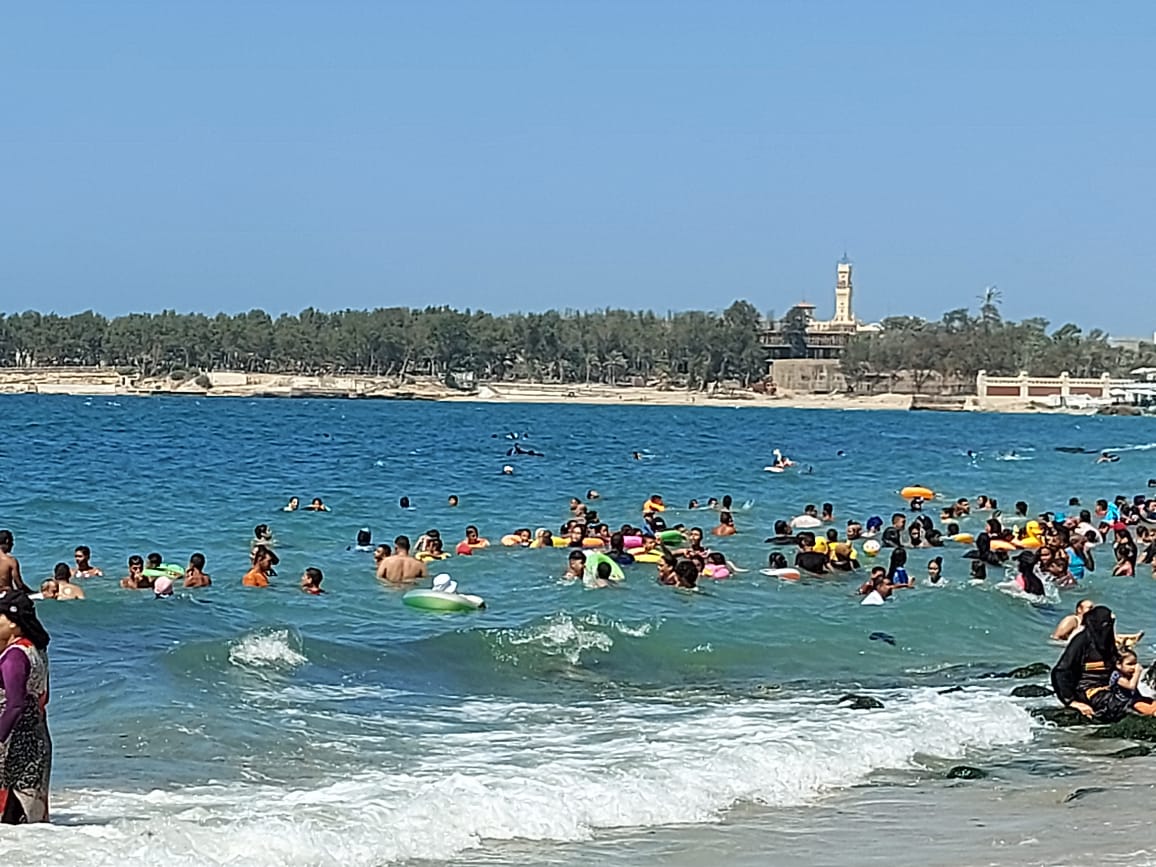 إقبال على شواطئ الإسكندرية رغم التحذيرات  (5)