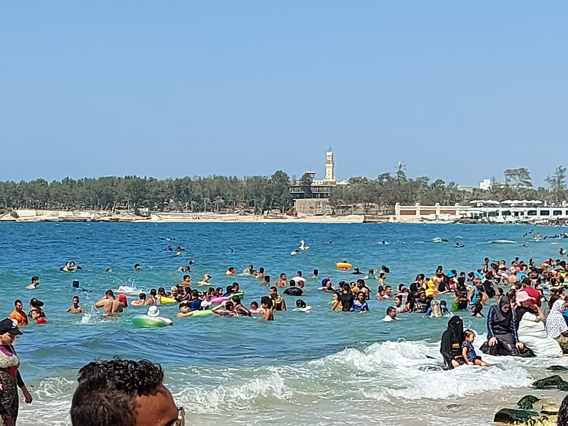 إقبال على شواطئ الإسكندرية رغم التحذيرات  (6)