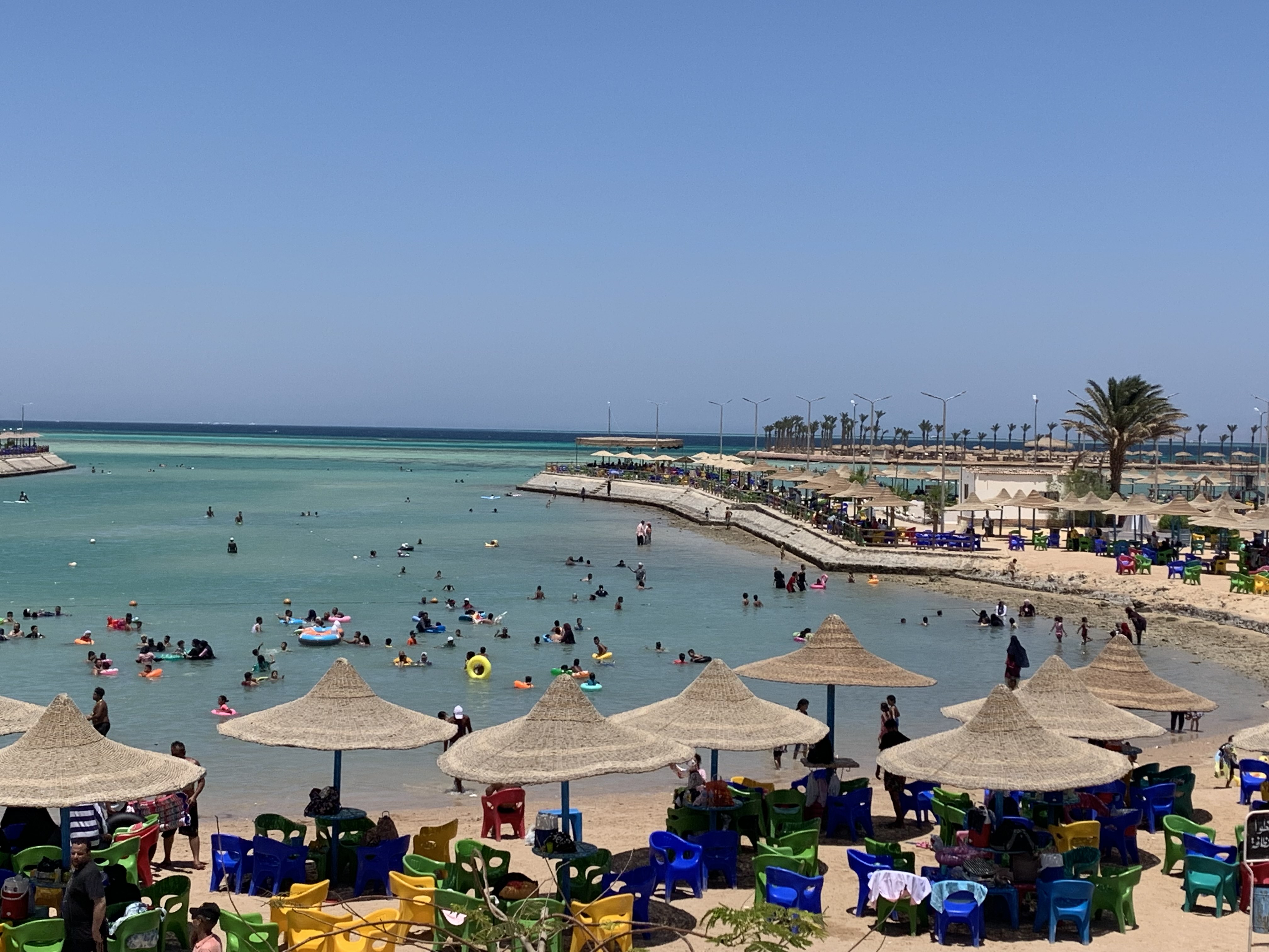 اقبال المواطنين علي الشواطئ (2)