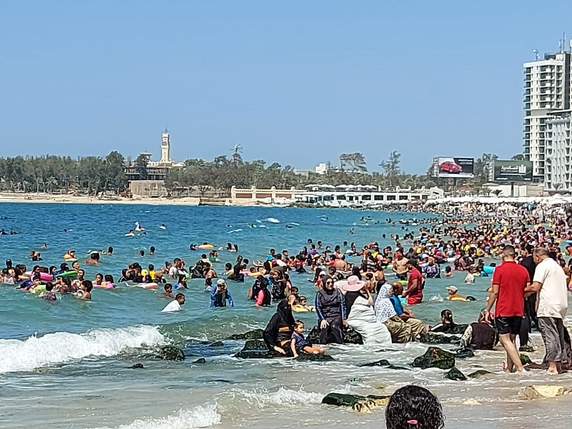 إقبال على شواطئ الإسكندرية رغم التحذيرات  (8)
