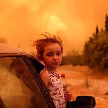 طفل يشاهد الحريق