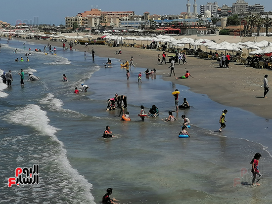 شاطئ-محافظة-بورسعيد-اليوم-الأربعاء-ممتلئ