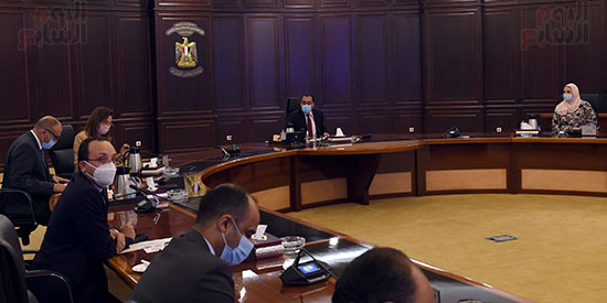 رئيس الوزراء يتابع خطوات تنفيذ المشروع القومى لتنمية الأسرة المصرية (1)
