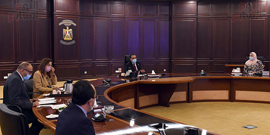 رئيس الوزراء يتابع خطوات تنفيذ المشروع القومى لتنمية الأسرة المصرية (2)