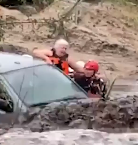 انقاذ العجوز من الفيضانات