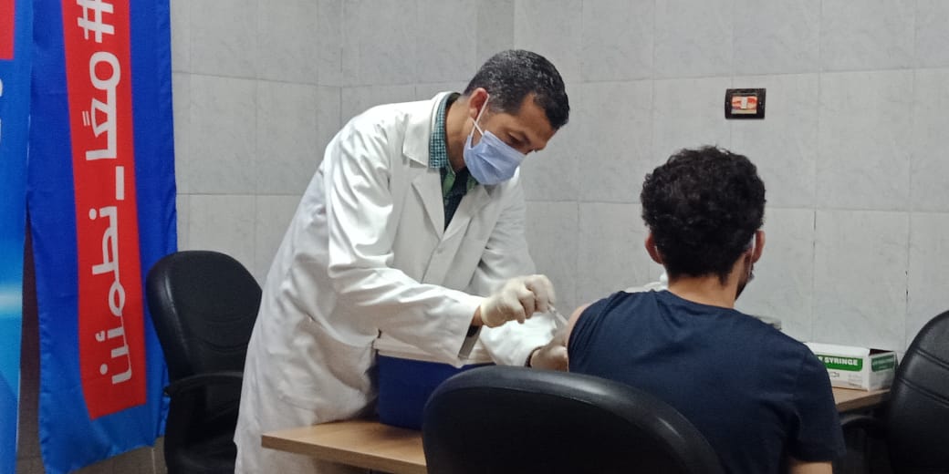 انتظام تلقي المواطنين للقاح كورونا بالمركز الصحى  (1)